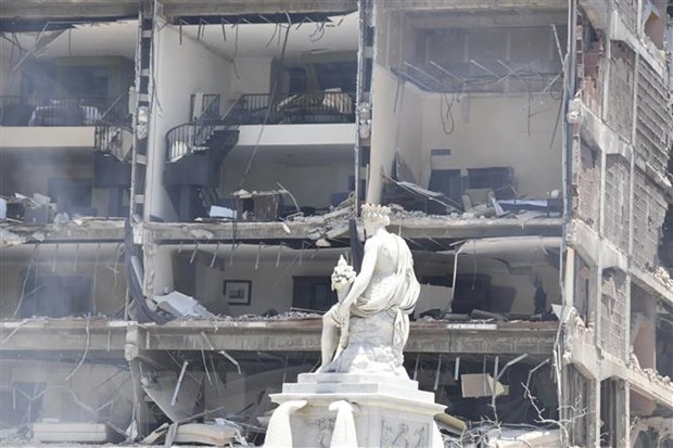 Hiện trường vụ nổ khách sạn Saratoga ở thủ đô La Habana của Cuba, ngày 6-5-2022. (Ảnh: THX/TTXVN)