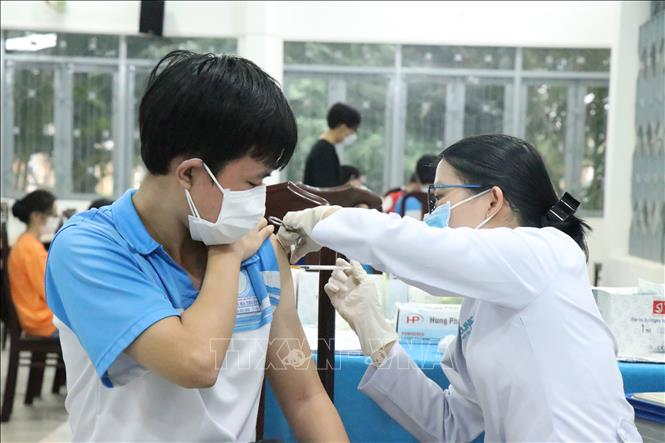 Tiêm vaccine phòng COVID-19 cho người dân. Ảnh: TTXVN