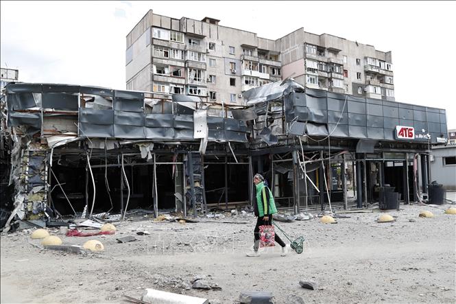 Tòa nhà bị hư hại do xung đột tại Mariupol, Ukraine, ngày 28-4-2022. Ảnh: THX/TTXVN