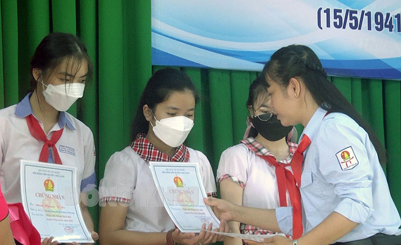 Tuyên dương và trao giấy chứng nhận “Thiếu nhi Đồng Khởi mới” huyện Chợ Lách năm 2022. Ảnh: Việt Cường