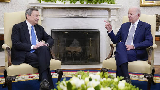 Tổng thống Mỹ Joe Biden và Thủ tướng Italy Mario Draghi gặp nhau tại Phòng Bầu dục ở Nhà Trắng ngày 10-5. Ảnh: AP