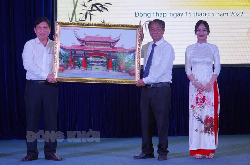 Bí thư Huyện ủy Ba Tri Võ Văn Phê tặng quà lưu niệm lãnh đạo Trường Đại học Đồng Tháp.
