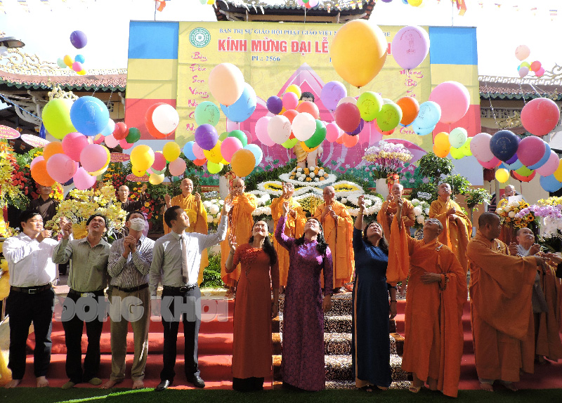 Phó bí thư Thường trực Tỉnh ủy - Chủ tịch HĐND tỉnh Hồ Thị Hoàng Yến tham gia thả bong bóng cùng các vị giáo phẩm và tăng ni, phật tử.