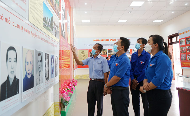 Thăm di tích Khu lưu niệm Nguyễn Sinh Sắc Đoàn viên, thanh niên xã Minh Đức đến viếng đền thờ, tham quan khu trưng bày về cụ Phó bảng Nguyễn Sinh Sắc. Ảnh: Thanh Đồng