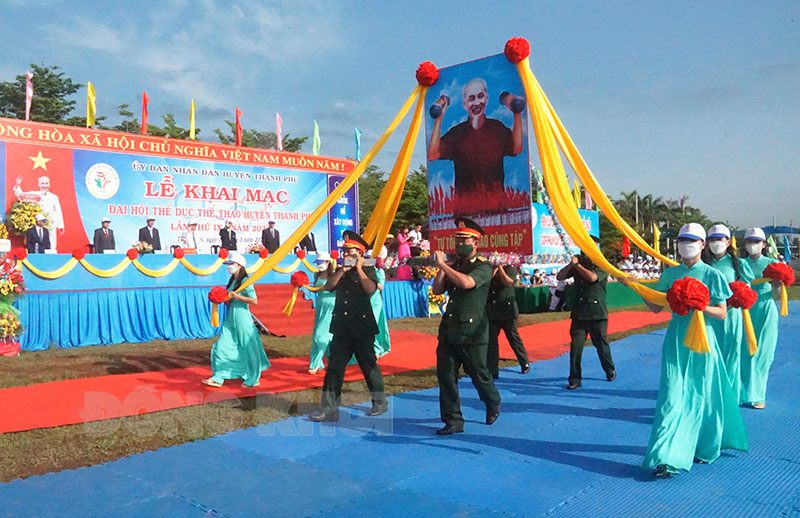 Diễu hành ảnh Bác tại Đại hội Thể dục thể thao huyện Thạnh Phú.