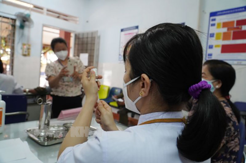 Chuẩn bị kế hoạch triển khai tiêm mũi 4 vắc-xin phòng Covid-19 Cán bộ y tế thực hiện nhiệm vụ tiêm chủng.