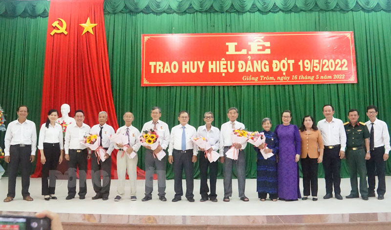 Lãnh đạo tỉnh, huyện chúc mừng các đồng chí đảng viên được nhận Huy hiệu Đảng.