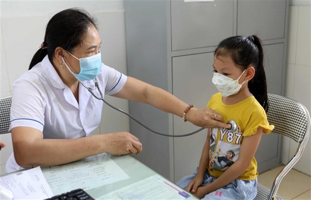 Khám sàng lọc trước khi tiêm vaccine phòng COVID-19 cho trẻ tại Trạm y tế xã Vũ Chính, thành phố Thái Bình. Ảnh: Thế Duyệt/TTXVN