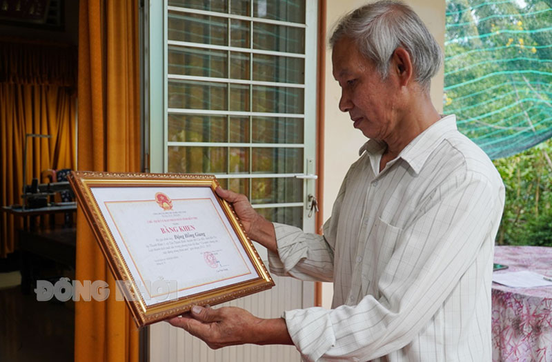 Ông Đặng Hồng Giang là một nòng cốt, góp phần gắn kết tập thể và quần chúng nhân dân ở xã Tân Thành Bình (Mỏ Cày Bắc). Ảnh: Phan Hân