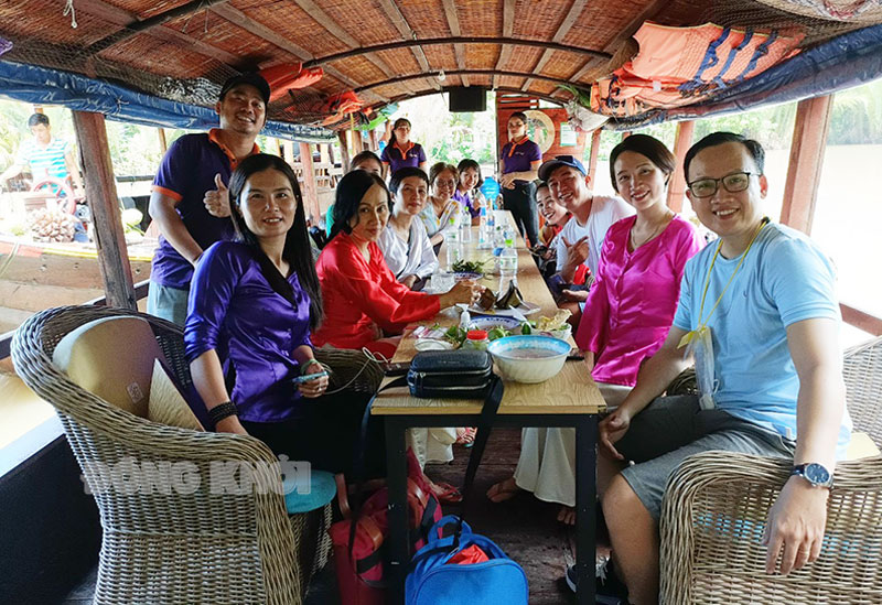 Du khách tham quan du lịch sông nước, thưởng thức ẩm thực xứ Dừa trên du thuyền. Ảnh: Cẩm Trúc