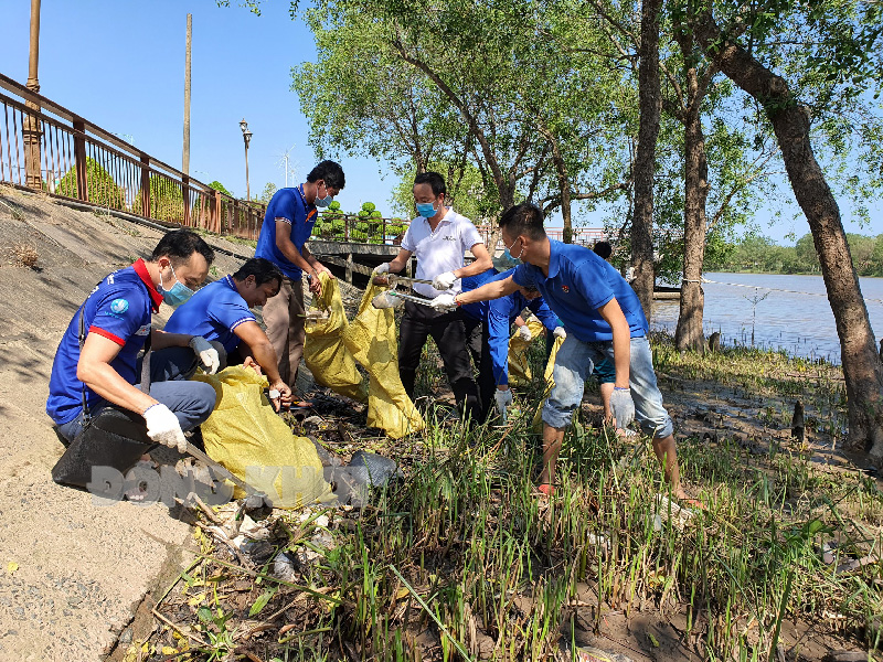 Tuổi trẻ Bến Tre tham gia thu gom rác thải trên sông. Ảnh: Hạnh Linh.
