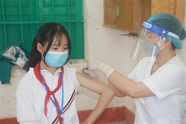 Tiêm vaccine phòng COVID-19 cho trẻ 11 đến dưới 12 tuổi tại Trường Trung học cơ sở Yên Định, huyện Hải Hậu, tỉnh Nam Định. Ảnh: Văn Đạt/TTXVN