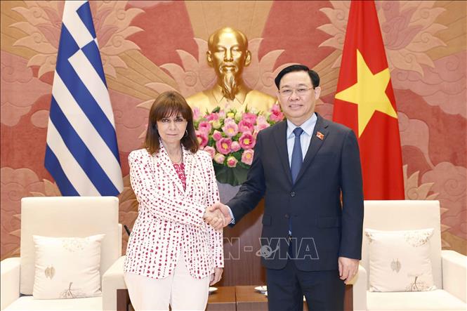 Chủ tịch Quốc hội Vương Đình Huệ hội kiến Tổng thống Hy Lạp Chủ tịch Quốc hội Vương Đình Huệ đón Tổng thống Hy Lạp Katerina Sakellaropoulou. Ảnh: Doãn Tấn/TTXVN