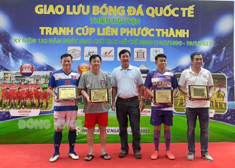 Lãnh đạo Sở Văn hóa, Thể thao và Du lịch tặng quà lưu niệm cho đại diện các đội bóng.