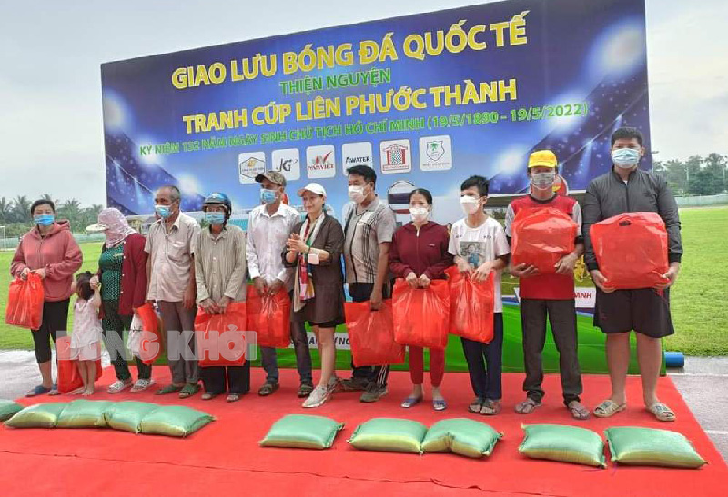 Các doanh nghiệp trên địa bàn tỉnh ủng hộ trao quà cho hộ nghèo, hộ có hoàn cảnh khó khăn.