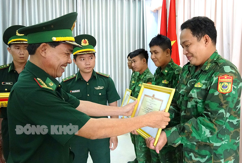 Đại tá Nguyễn Văn Lùng trao giấy khen cho các cá nhân. Ảnh: Biên Cương