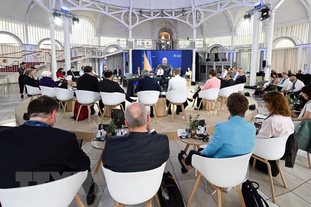 Các Bộ trưởng Tài chính và Thống đốc Ngân hàng Trung ương Nhóm các nền công nghiệp phát triển hàng đầu thế giới (G7) tham dự hội nghị ở thành phố Koenigswinter (Đức) ngày 19-5-2022. Ảnh: AFP/TTXVN