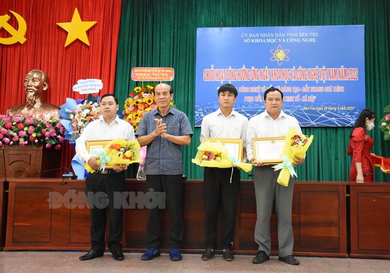 Chuỗi hoạt động chào mừng Ngày Khoa học và công nghệ Việt Nam năm 2022 Chủ tịch Liên hiệp các Hội KH&KT tỉnh Nguyễn Quốc Bảo trao bằng khen của UBND tỉnh cho các tác giả đạt giải nhất Giải báo chí KH&CN.