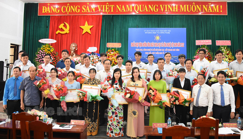 Chuỗi hoạt động chào mừng Ngày Khoa học và công nghệ Việt Nam năm 2022 Giám đốc Sở KH&CN Lâm Văn Tân trao giải các tác giả đạt giải Hội thi Sáng tạo kỹ thuật tỉnh Bến Tre lần thứ VIII.