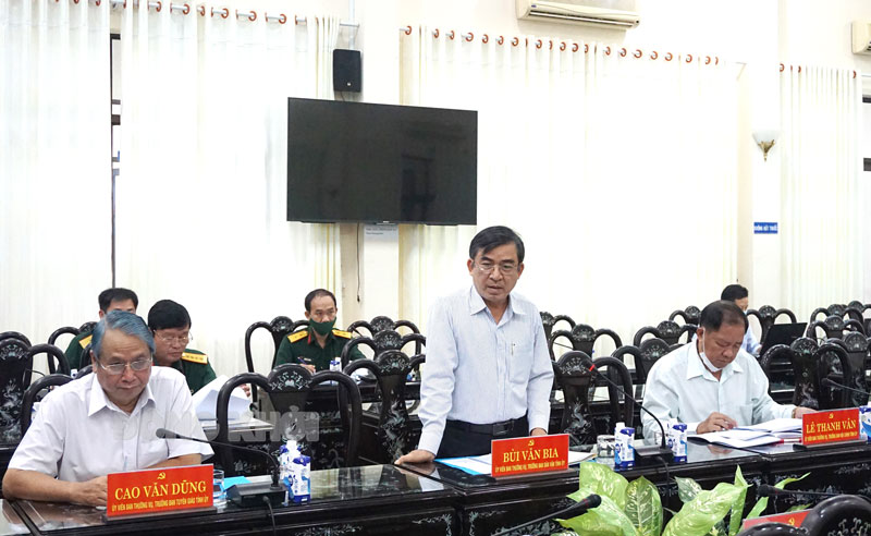 Trưởng Ban Dân vận Tỉnh ủy Bùi Văn Bia, thành viên BCĐ phát biểu ý kiến tại cuộc họp. 