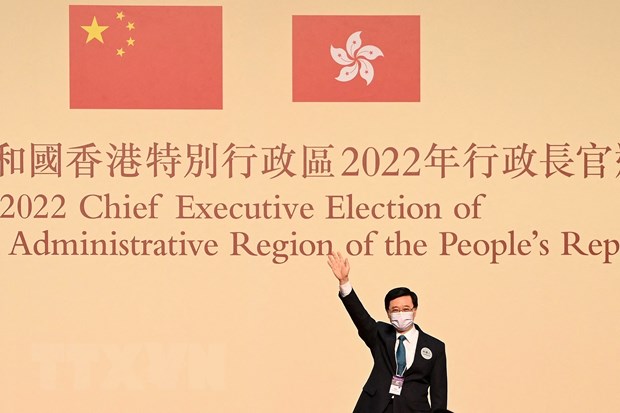 Ông Lý Gia Siêu (trái ) sau khi được bầu làm Trưởng Đặc khu hành chính Hong Kong (Trung Quốc) ngày 8-5-2022. (Ảnh: AFP/TTXVN)