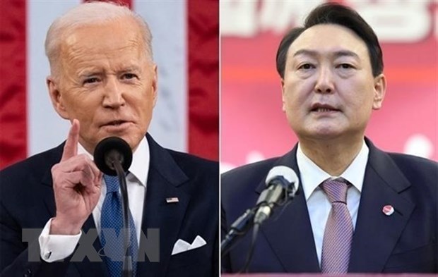 Tổng thống Mỹ Joe Biden (trái) và Tổng thống đắc cử Hàn Quốc Yoon Suk-yeol (phải). Ảnh: EPA/TTXVN