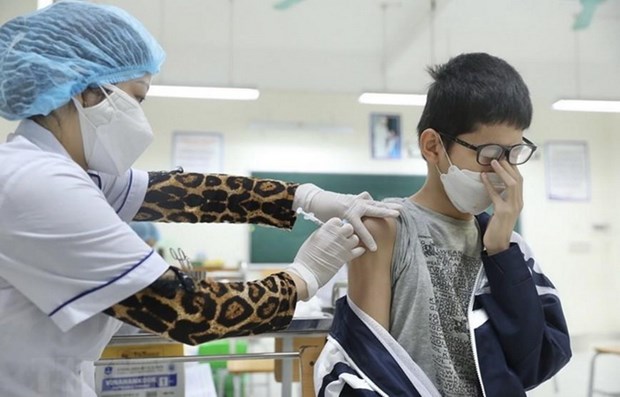 Ngày 21-5-2022: Cả nước ghi nhận 1.457 ca nhiễm mới, không có ca tử vong Nhân viên y tế tiêm vaccine phòng COVID-19 cho học sinh. Ảnh: Minh Quyết/TTXVN