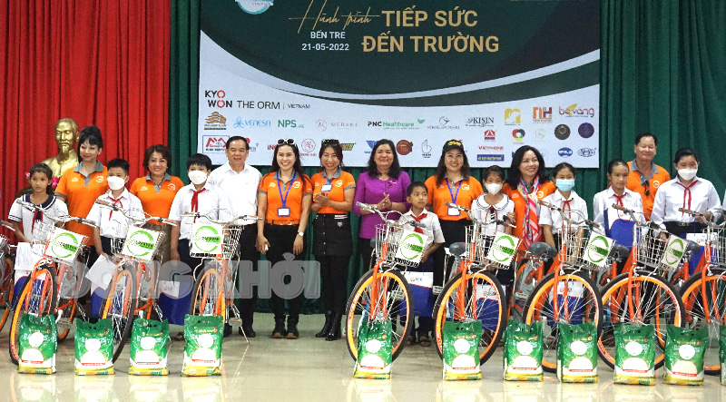 Trao 300 phần quà cho các em học sinh hiếu học có hoàn cảnh khó khăn tại Bến Tre Lãnh đạo tỉnh cùng các nhà tài trợ trao quà cho các em học sinh.