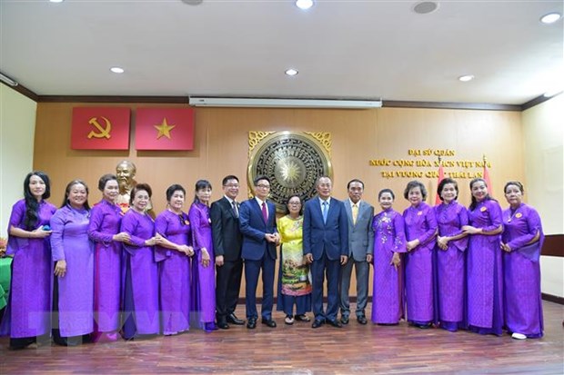 Phó Thủ tướng Vũ Đức Đam với đại diện cộng đồng người Việt tại Thái Lan. (Ảnh: Hữu Kiên/TTXVN)