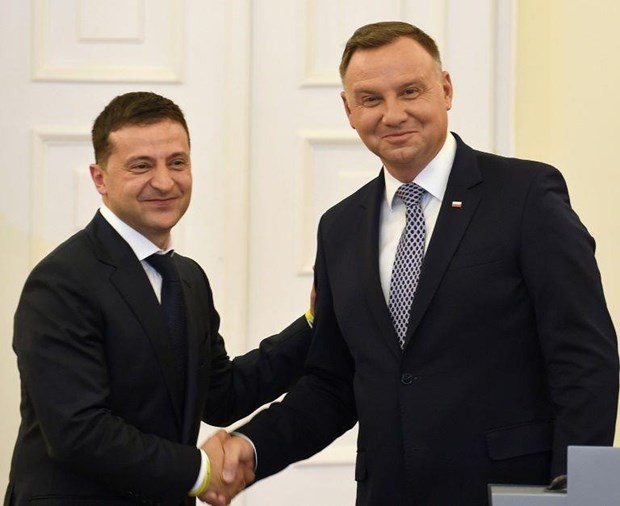 Tổng thống Ukraine Volodymyr Zelensky (trái) với người đồng cấp Ba Lan Andrzej Duda. Ảnh: Yahoo Finance