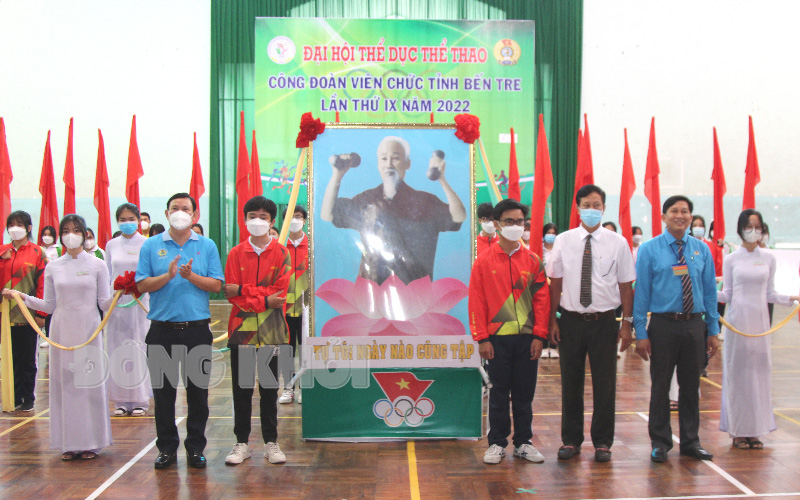 Đại biểu chụp ảnh lưu niệm tại lễ khai mạc Đại hội TDTT CĐVC tỉnh. 