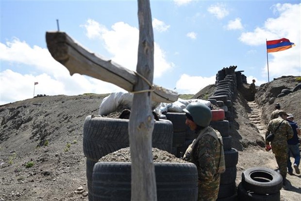 Binh sỹ gác tại một trạm kiểm soát giữa Armenia và Azerbaijan gần làng Sotk (Armenia), ngày 18-6-2021. (Ảnh: AFP/TTXVN)