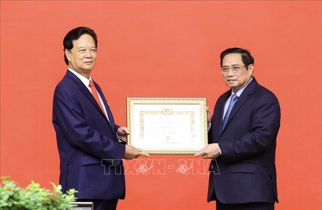 Thủ tướng Phạm Minh Chính trao tặng Huy hiệu 55 năm tuổi Đảng cho nguyên Thủ tướng Nguyễn Tấn Dũng. Ảnh: TTXVN