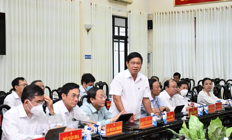 Bí thư Huyện ủy Ba Tri Võ Văn Phê phát biểu tại buổi họp mặt.