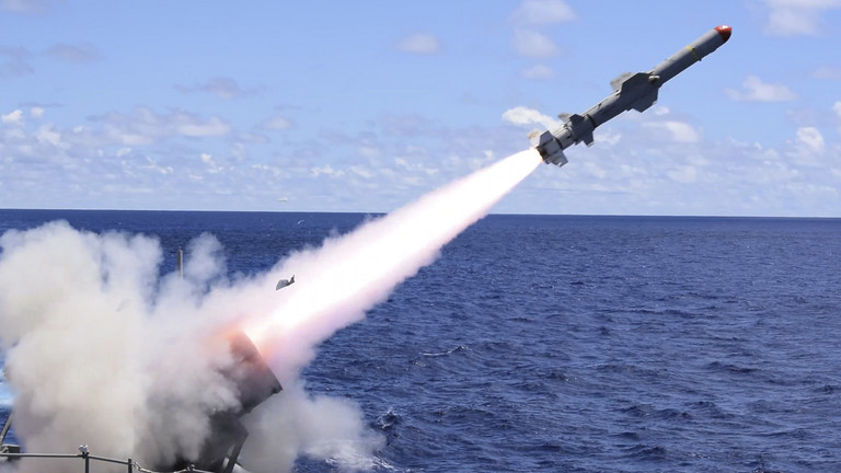  Tên lửa Harpoon được phóng từ tàu tuần dương tên lửa dẫn đường USS Antietam. Ảnh: Global Look Press 