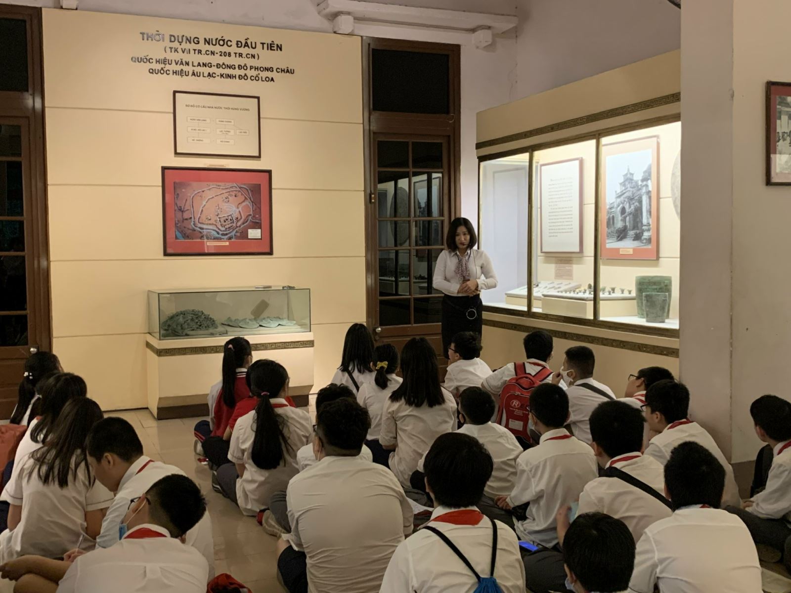 Đề nghị môn Lịch sử là môn học bắt buộc cấp THPT Học sinh học Lịch sử tại Bảo tàng. Ảnh: Lê Vân
