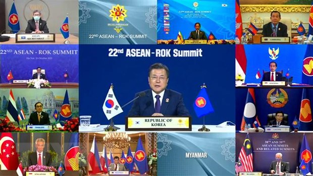 Việt Nam đồng chủ trì cuộc họp Ủy ban hợp tác chung ASEAN-Hàn Quốc Tổng thống Hàn Quốc Moon Jae-in (giữa) phát biểu tại Hội nghị cấp cao ASEAN-Hàn Quốc theo hình thức trực tuyến, ngày 26-10-2021. (Ảnh: AFP/TTXVN)