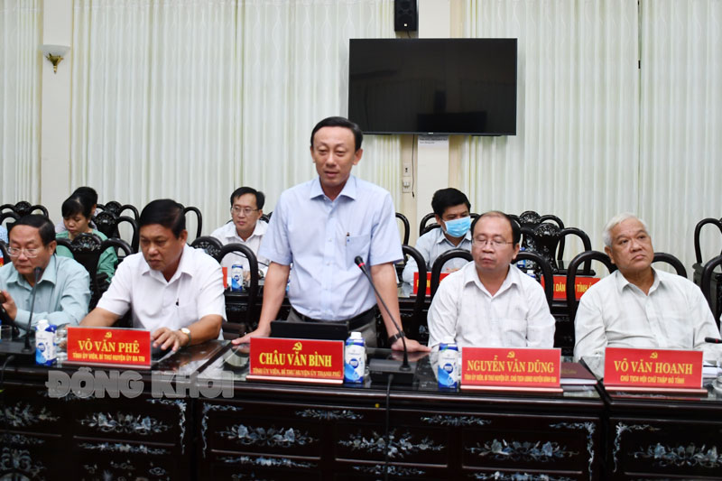 Bí thư Huyện ủy Thạnh Phú Châu Văn Bình phát biểu tại buổi họp mặt. Ảnh: Hữu Hiệp