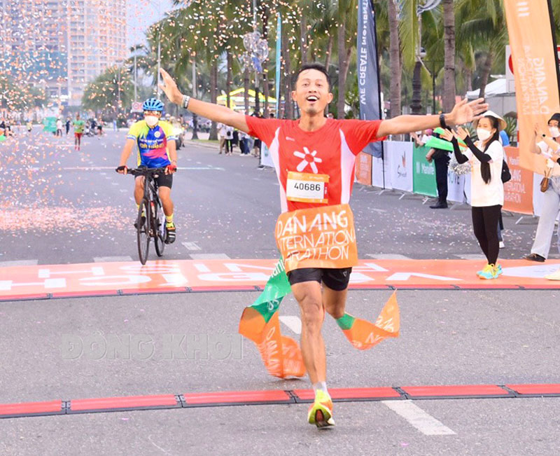 Anh Bùi Văn Đà về đích tại Giải Đà Nẵng International Marathon 2022. Ảnh: CTV