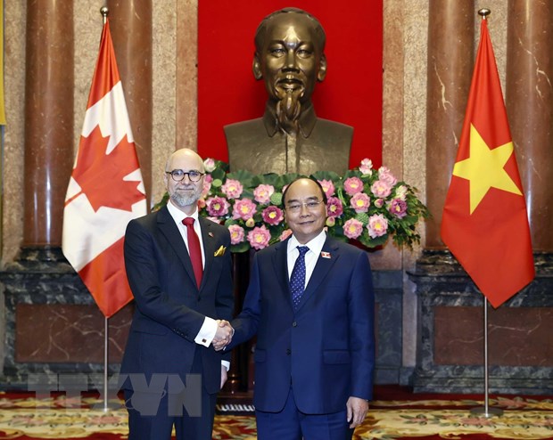 Chủ tịch nước Nguyễn Xuân Phúc tiếp đại sứ Canada Shawn Perry Steil trình Quốc thư. Ảnh: Thống Nhất/TTXVN