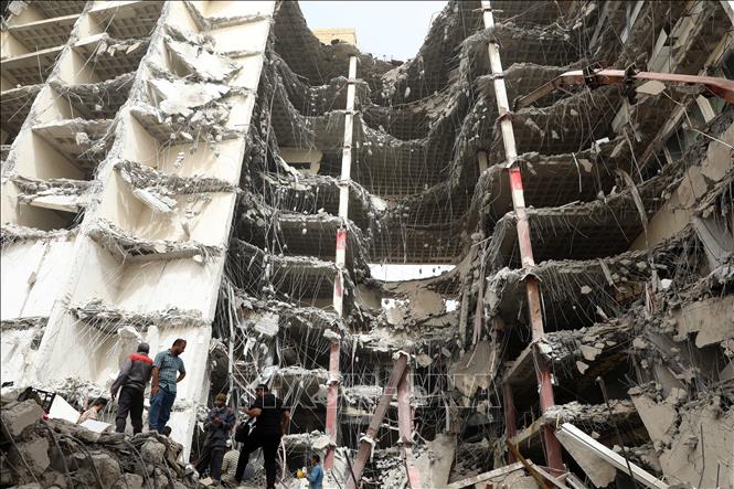 Hiện trường vụ sập tòa nhà 10 tầng tại thành phố Abadan, Iran, ngày 24/5/2022. Ảnh: AFP/TTXVN