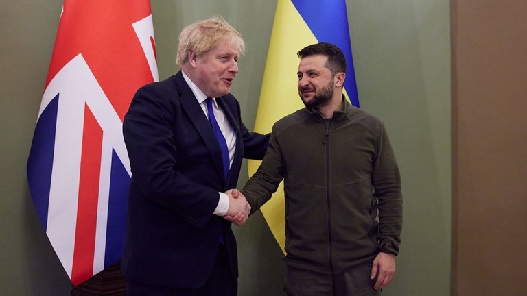 Thủ tướng Anh Boris Johnson (trái) và Tổng thống Ukraine Volodymyr Zelensky. Ảnh: RT