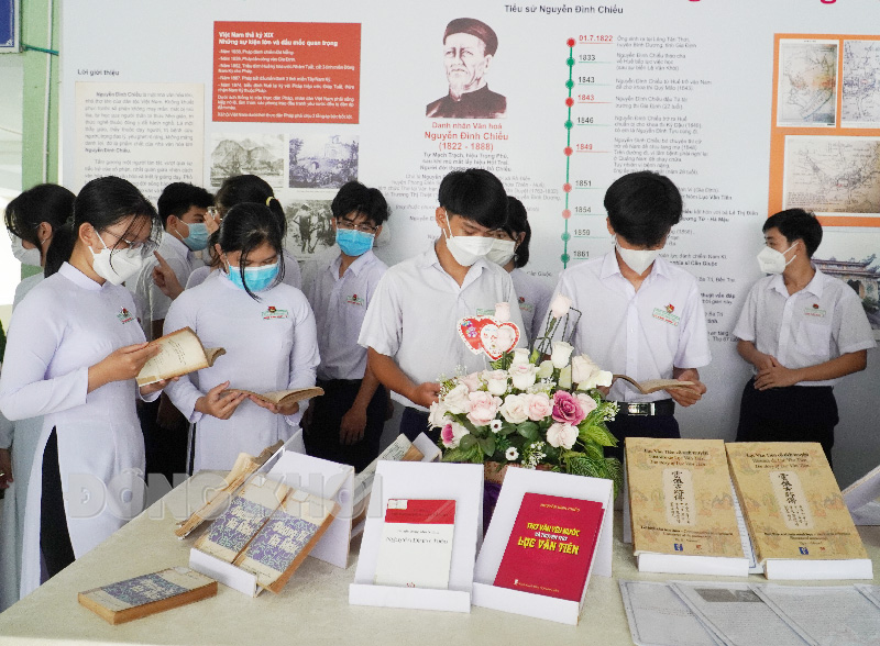 Học sinh Trường THPT Nguyễn Đình Chiểu tìm hiểu thân thế cuộc đời danh nhân Nguyễn Đình Chiểu tại khu trưng bày, triển lãm của trường.