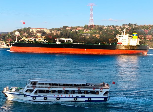 Tàu chở dầu mang cờ Hy Lạp Prudent Warrior (phía xa). (Nguồn: AP)