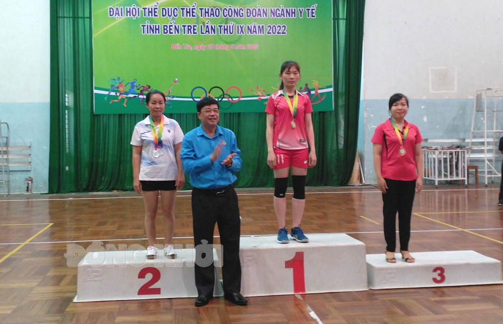 Bế mạc Đại hội Thể dục Thể thao ngành y tế Ban tổ chức trao thưởng cho các vận động viên.