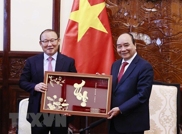 Chủ tịch nước Nguyễn Xuân Phúc tặng chữ 'Thọ' cho mẹ của huấn luyện viên Park Hang-seo. (Ảnh: Thống Nhất/TTXVN)