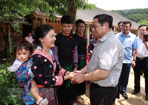 Thủ tướng Phạm Minh Chính đến thăm mô hình du lịch văn hóa cộng đồng tại xã Vân Hồ, huyện Vân Hồ. (Ảnh: Dương Giang/TTXVN)