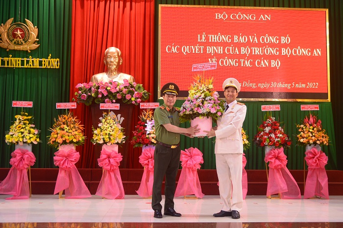 Bộ Công an bổ nhiệm Giám đốc Công an 2 tỉnh Thứ trưởng Lê Quốc Hùng chúc mừng Đại tá Trần Minh Tiến, Giám đốc Công an tỉnh Lâm Đồng được điều động, bổ nhiệm giữ chức vụ Giám đốc Công an tỉnh Nam Định.