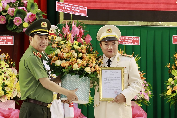 Bộ Công an bổ nhiệm Giám đốc Công an 2 tỉnh Thứ trưởng Lê Quốc Hùng trao quyết định bổ nhiệm đồng chí Trương Minh Đương giữ chức vụ Giám đốc Công an tỉnh Lâm Đồng.