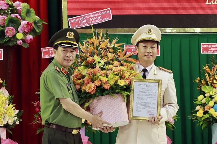 Bộ Công an bổ nhiệm Giám đốc Công an 2 tỉnh Thứ trưởng Lê Quốc Hùng trao quyết định bổ nhiệm Thượng tá Bùi Đức Thịnh giữ chức vụ Phó Giám đốc Công an tỉnh Lâm Đồng.